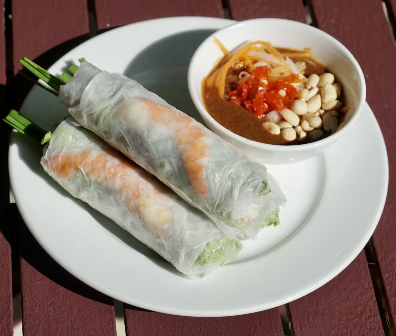 Gỏi cuốn tươi và chả giò giòn rụm
