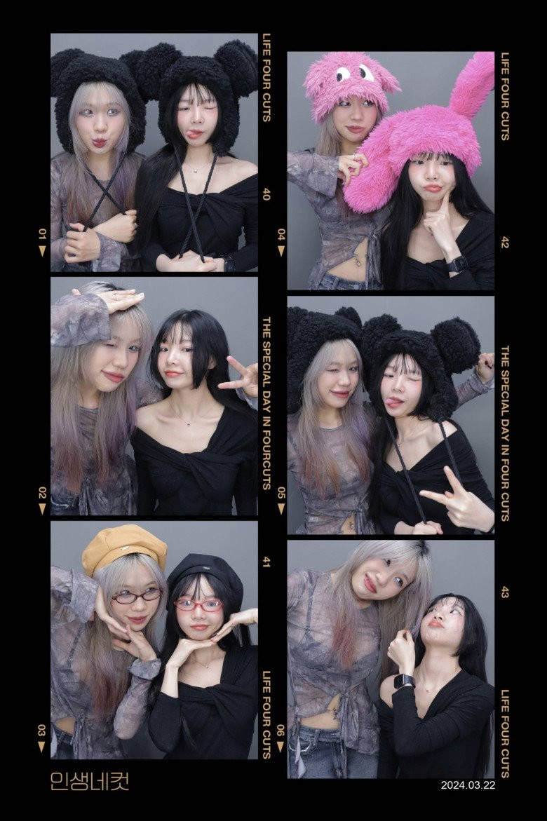 Hai bạn nữ trẻ tạo dáng vui vẻ và nghịch ngợm với phụ kiện kính mắt trong một buồng chụp ảnh lấy liền phong cách Hàn Quốc