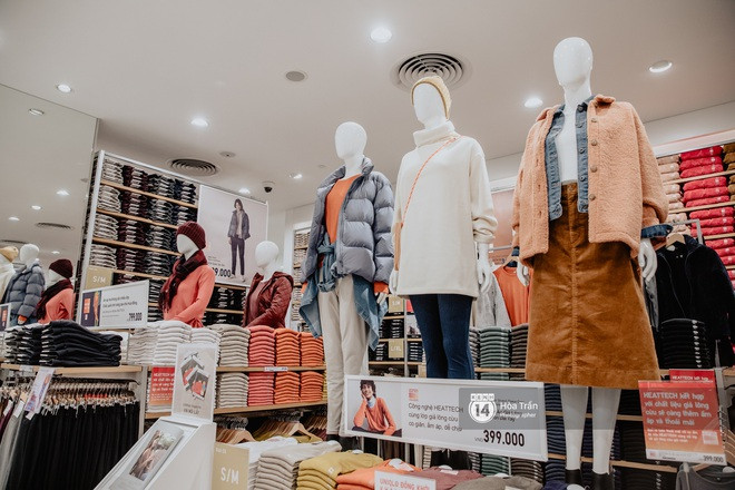 Hàng loạt sản phẩm LifeWear chất lượng cao được trưng bày tại Uniqlo Vincom Đồng Khởi.