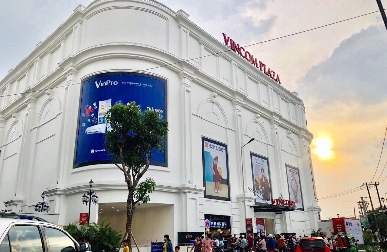 Hàng nghìn người dân và khách thập phương đổ về Vincom Plaza Dĩ An trong sự kiện khai trương hoành tráng.