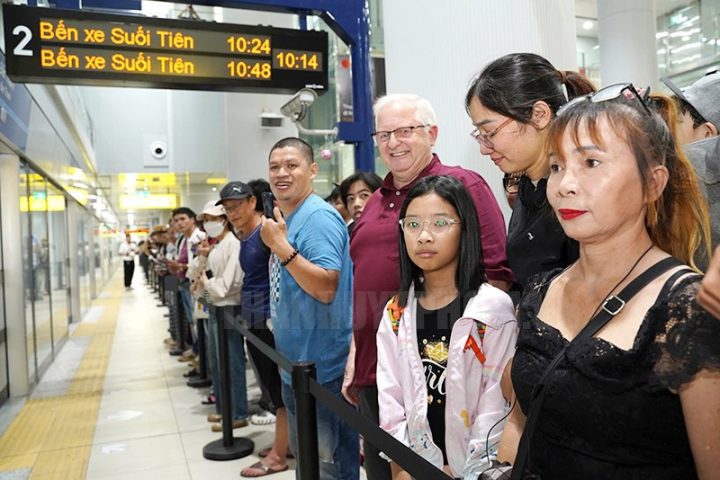 Hành khách chờ tàu tại ga metro Suối Tiên, hình ảnh tuyến metro đi Landmark 81.