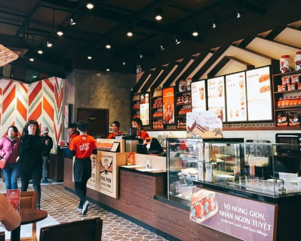 Highland Coffee Vincom Bà Triệu với không gian thoáng đãng, lý tưởng cho việc thưởng thức cà phê.