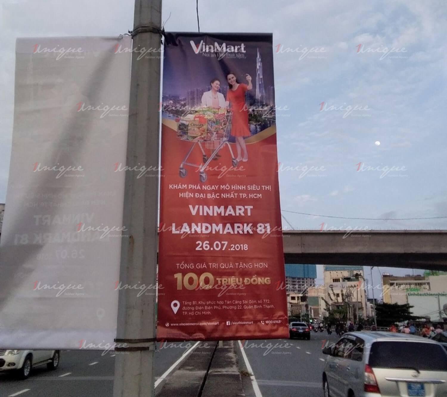 Hình ảnh banner WinMart Landmark 81 trên dải phân cách đường