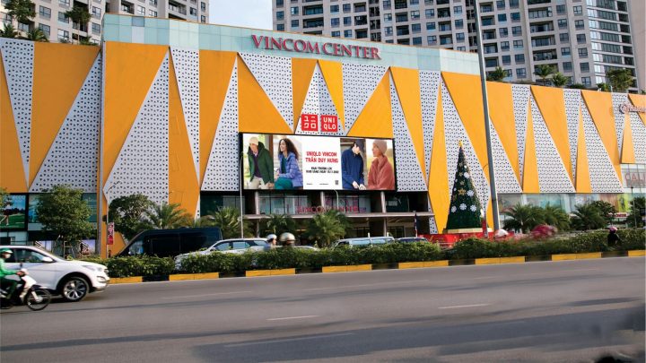 Hình ảnh bên trong cửa hàng UNIQLO Vincom Trần Duy Hưng trưng bày các sản phẩm thời trang LifeWear đa dạng, phản ánh phong cách sống năng động của người dân thủ đô.