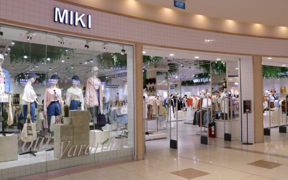 Hình ảnh các cửa hàng thời trang và phụ kiện nổi bật bên trong Vincom Mega Mall Thảo Điền
