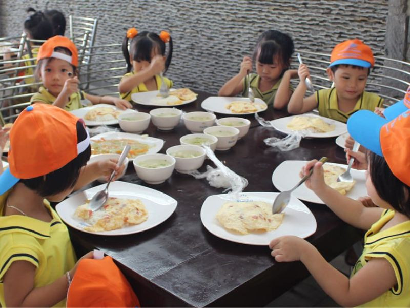Hình ảnh các em đang ăn uống tại nhà hàng KizCiti Vincom Royal City Hà Nội