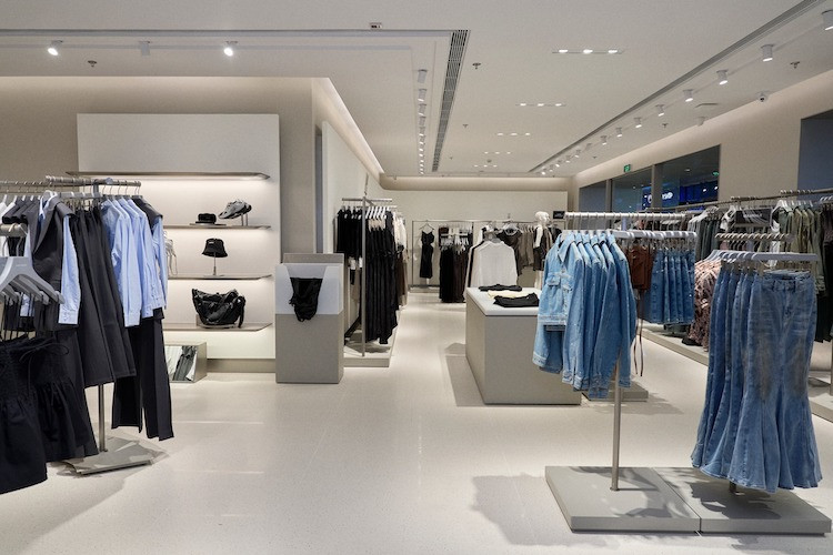 Hình ảnh chi tiết nội thất Urban Revivo Vincom với ánh sáng độc đáo