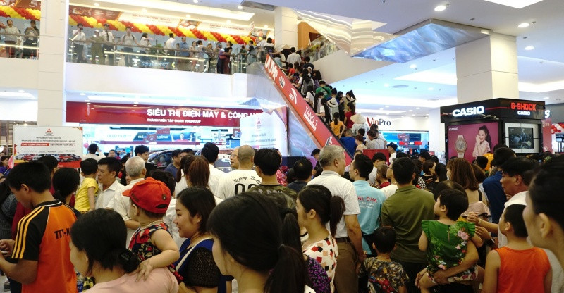 Hình ảnh của Vincom Plaza Thái Nguyên thu hút đông đảo khách tham quan mua sắm trong ngày khai trương