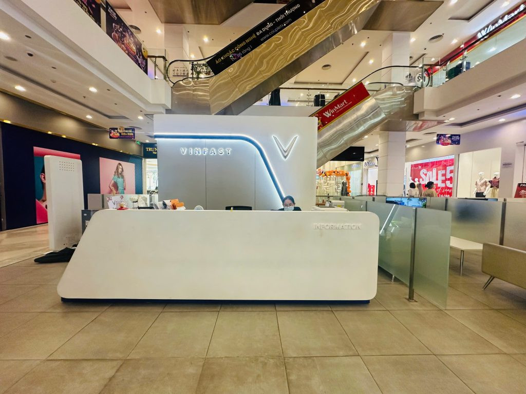 Hình ảnh một showroom VinFast khác, minh họa sự đa dạng của các thương hiệu có thể tìm thấy trong danh bạ Vincom Plaza Vĩnh Long và chuỗi hệ thống