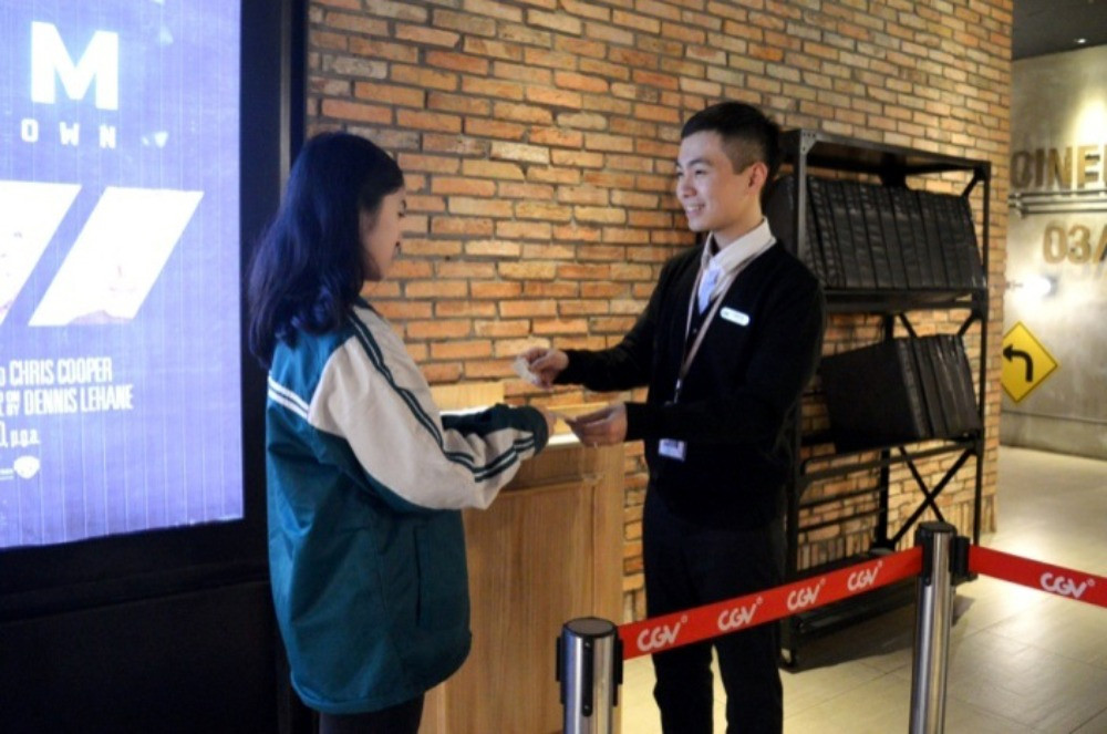 Hình ảnh nhân viên CGV hỗ trợ khách hàng tận tình