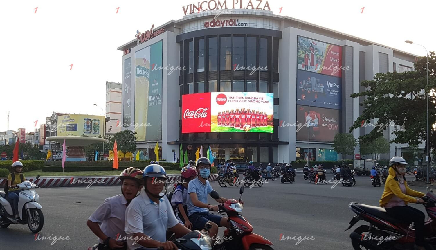 Hình ảnh quảng cáo Coca-Cola sống động trên màn hình LED tại Vincom Hùng Vương Plaza Cần Thơ