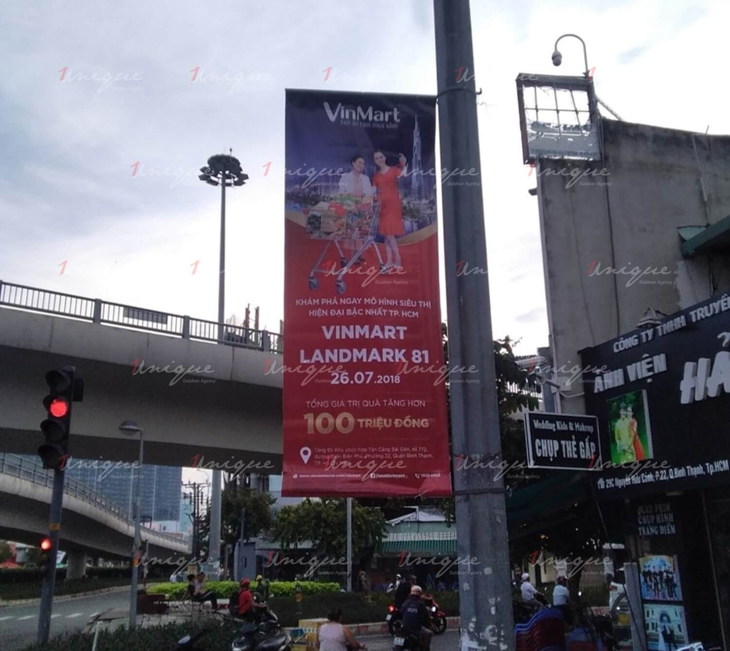 Hình ảnh quảng cáo WinMart Landmark 81 trên vỉa hè