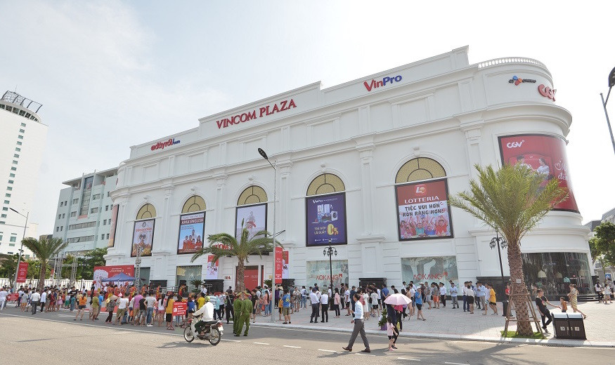 Hình ảnh tổng quan một trung tâm thương mại Vincom Plaza tại thành phố