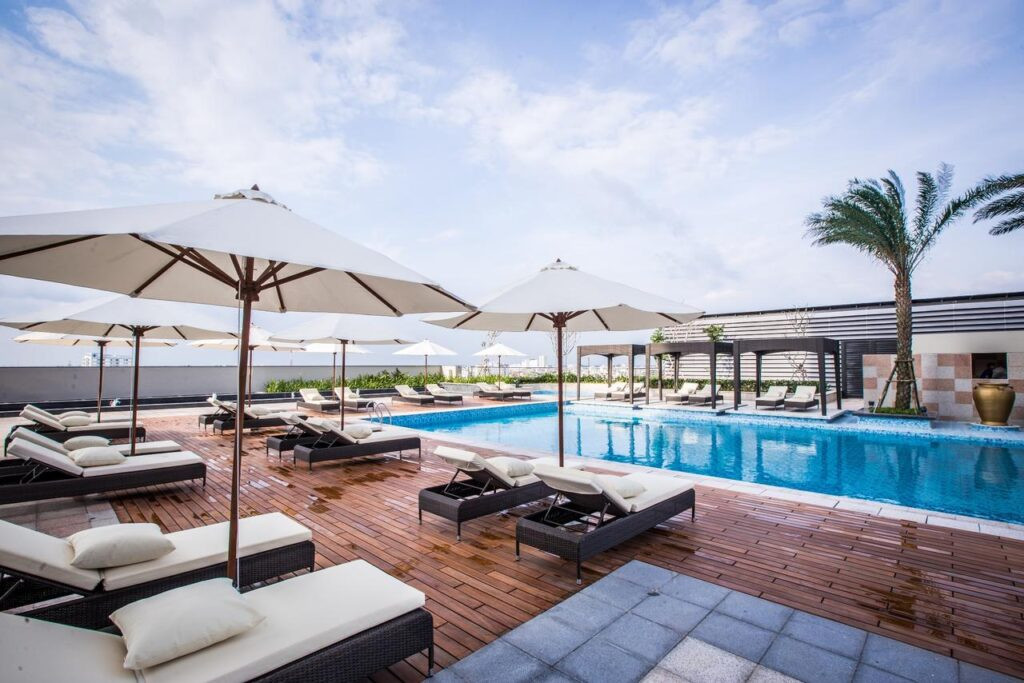 Hồ bơi ngoài trời với view tuyệt đẹp tại Vinpearl Hotel Cần Thơ