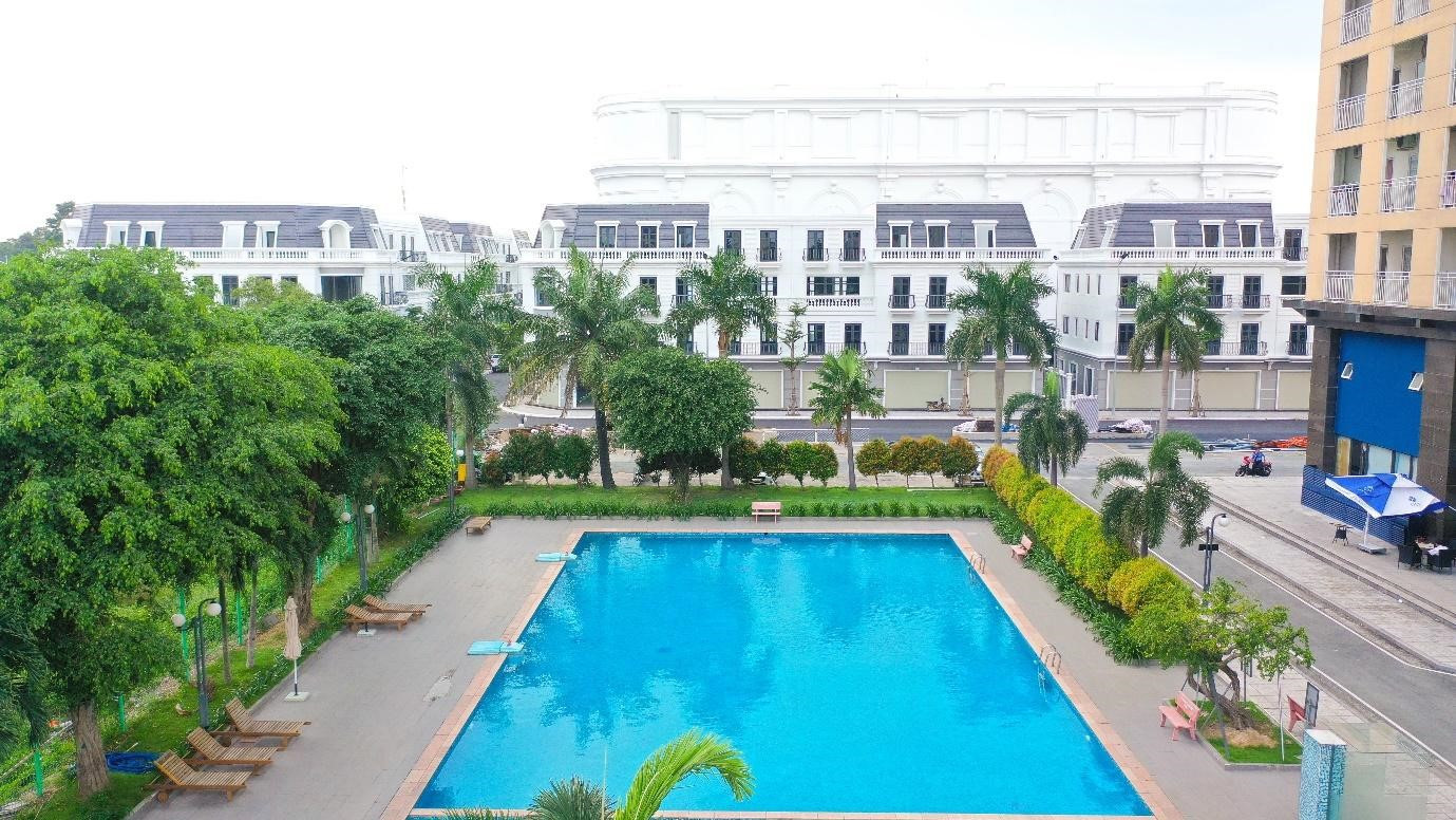 Hồ bơi tiêu chuẩn resort tại khu căn hộ Charm City gần Vincom 550 Dĩ An
