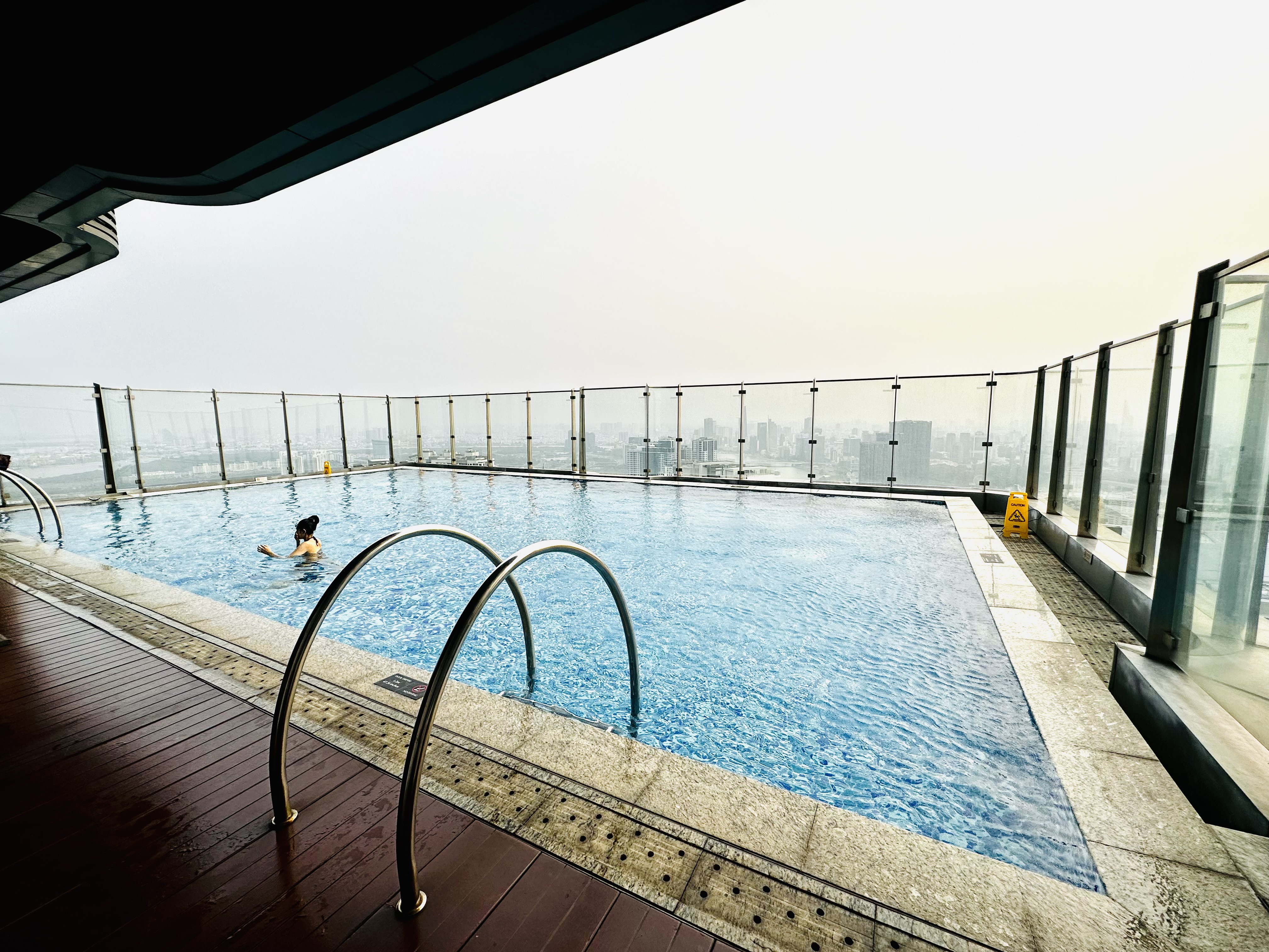 Hồ bơi vô cực của khách sạn Landmark 81