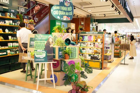Hoa hậu H'Hen Niê và đại diện The Body Shop tại buổi khai trương cửa hàng mới