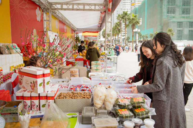 Hội chợ Tết 2023 tại Vincom thu hút đông đảo khách mua sắm