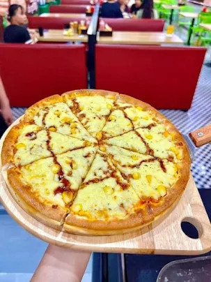 Hộp pizza nóng hổi từ Bau’s Pizza, món ăn yêu thích của gia đình