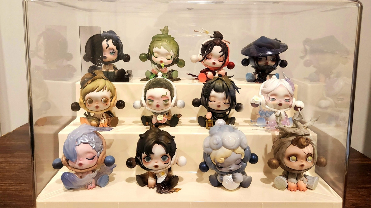 Khách hàng cẩn thận kiểm tra hộp blind box Pop Mart trước khi mua
