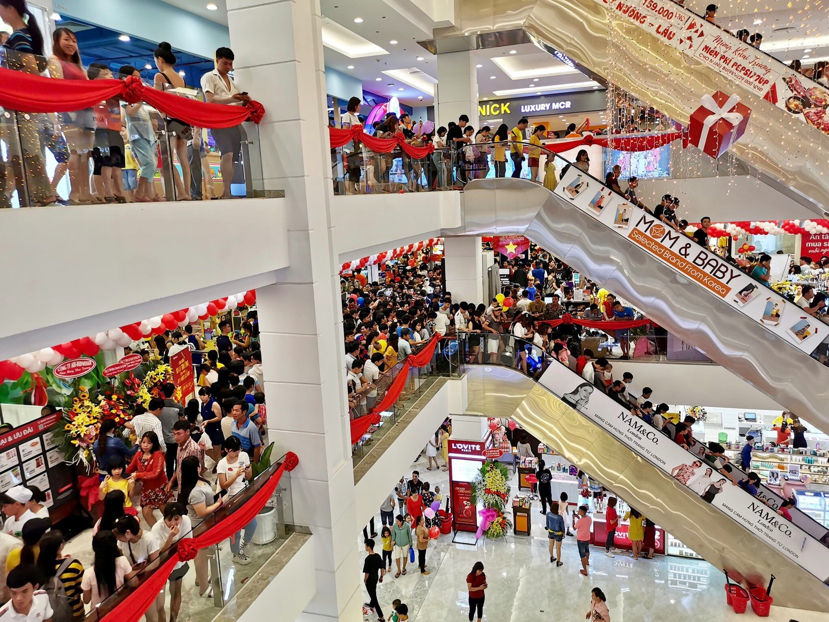Khách hàng chen chân tham quan, mua sắm tại Vincom Plaza Bình Dương ngay trong ngày đầu mở cửa.