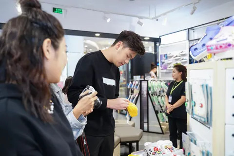 Khách hàng chụp ảnh lưu niệm cùng những đôi Crocs đặc trưng của thương hiệu