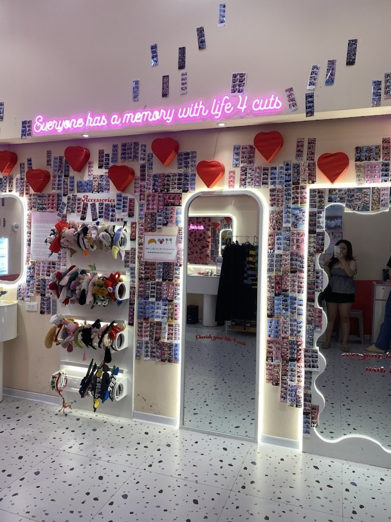Khách hàng chụp ảnh tại photobooth Life4Cuts