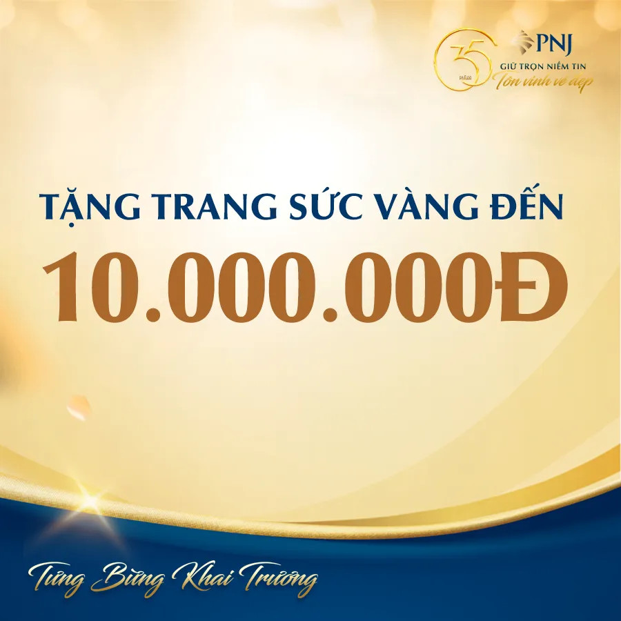 Khách hàng đang được tư vấn tại quầy trang sức kim cương PNJ Vincom Royal City trong dịp khai trương