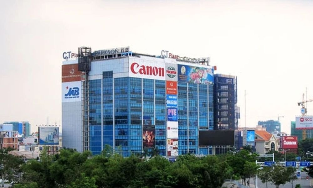 Khách hàng đang mua sắm tại khu vực trung tâm thương mại Vincom sầm uất