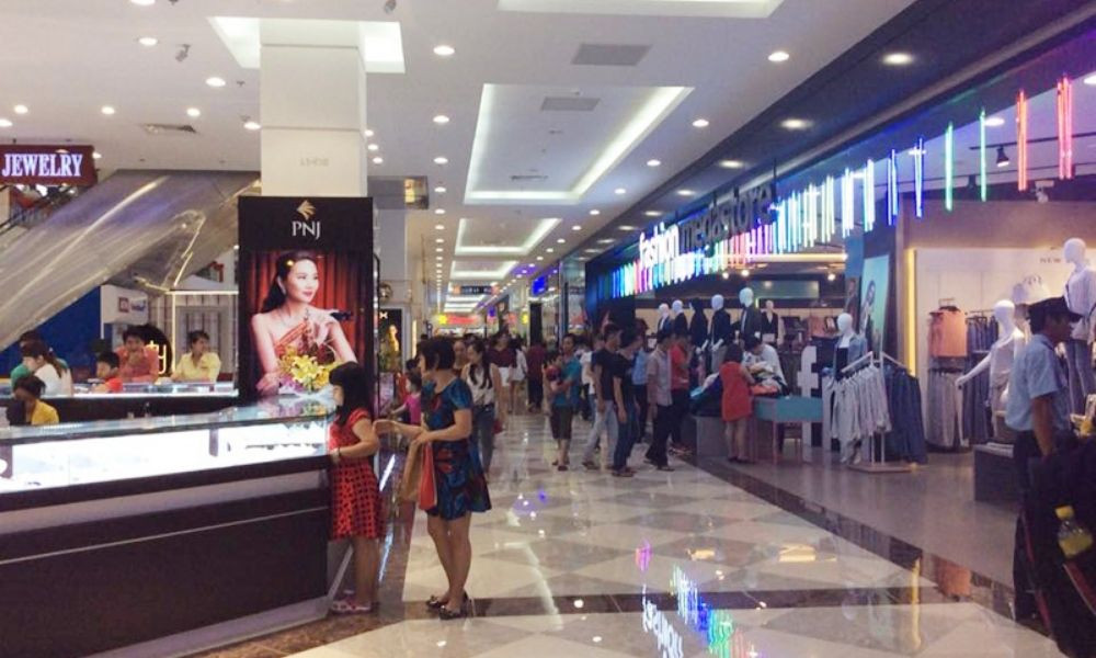 Khách hàng đang mua sắm tại một cửa hàng thời trang trong Vincom Plaza Lê Văn Việt