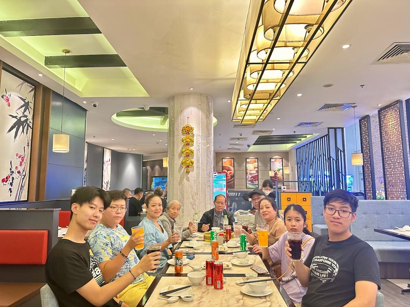 Khách hàng đang thưởng thức bữa ăn tại Crystal Jade Kitchen Vincom Đà Nẵng