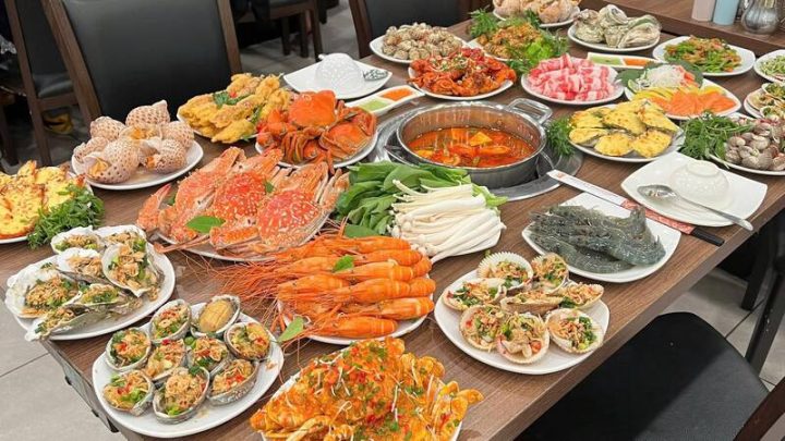 Khách hàng đang thưởng thức các món ăn đa dạng tại buffet Poseidon Vincom Lê Văn Việt