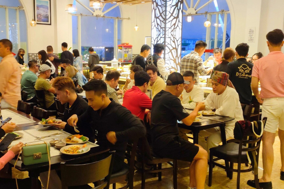 Khách hàng đến rất đông tại nhà hàng Buffet Chay D'GEMMA tại Vincom 3 Tháng 2