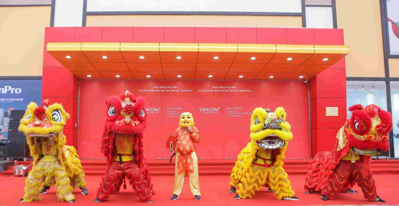 Khách hàng đông đảo tham dự sự kiện Vincom Tĩnh Gia Thanh Hóa