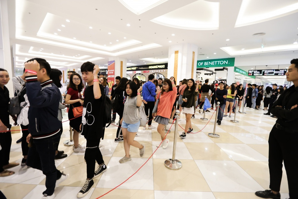 Khách hàng háo hức cầm vòng tay H&amp;M