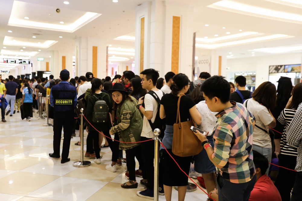 Khách hàng háo hức chờ đợi buổi khai trương H&amp;M
