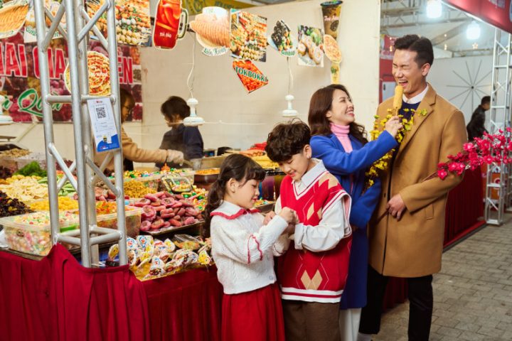 Khách hàng háo hức lựa chọn các món ăn truyền thống tại hội chợ Tết Vincom