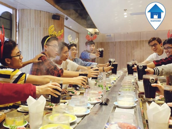 Khách hàng hào hứng dùng bữa tại Kichi-Kichi Vincom Trần Duy Hưng