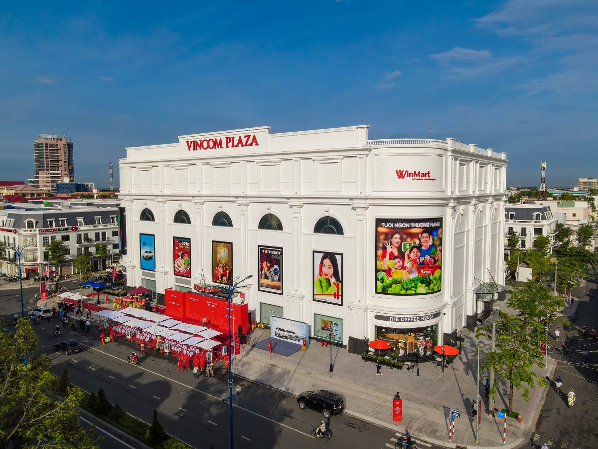 Khách hàng mua sắm đông đúc tại một trung tâm thương mại Vincom Plaza