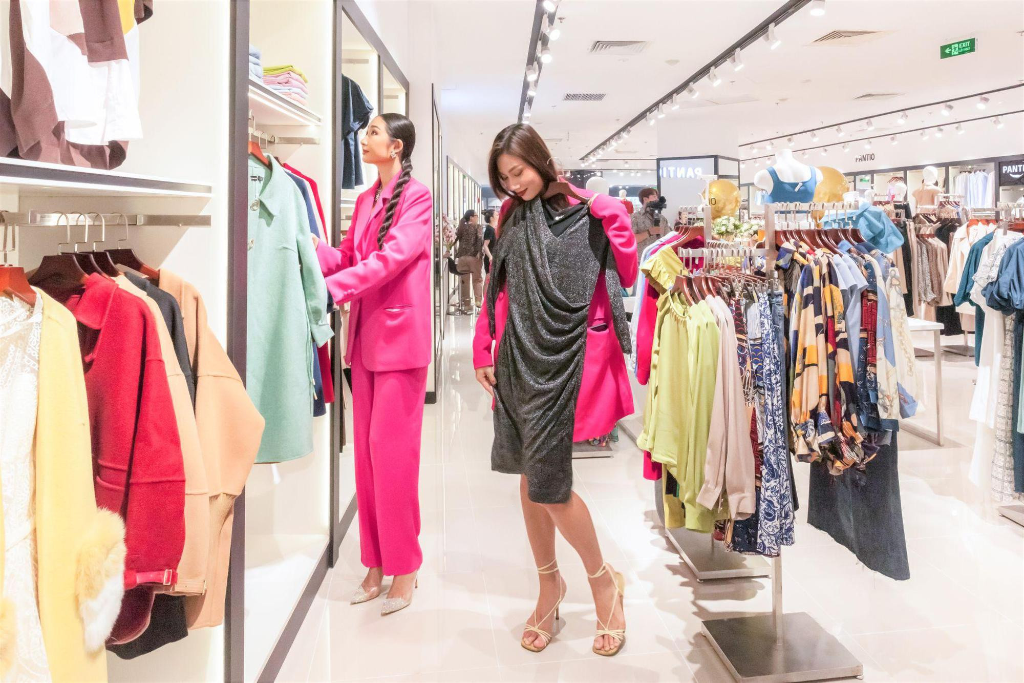 Khách hàng say sưa lựa chọn tại showroom Pantio Vincom Đồng Khởi