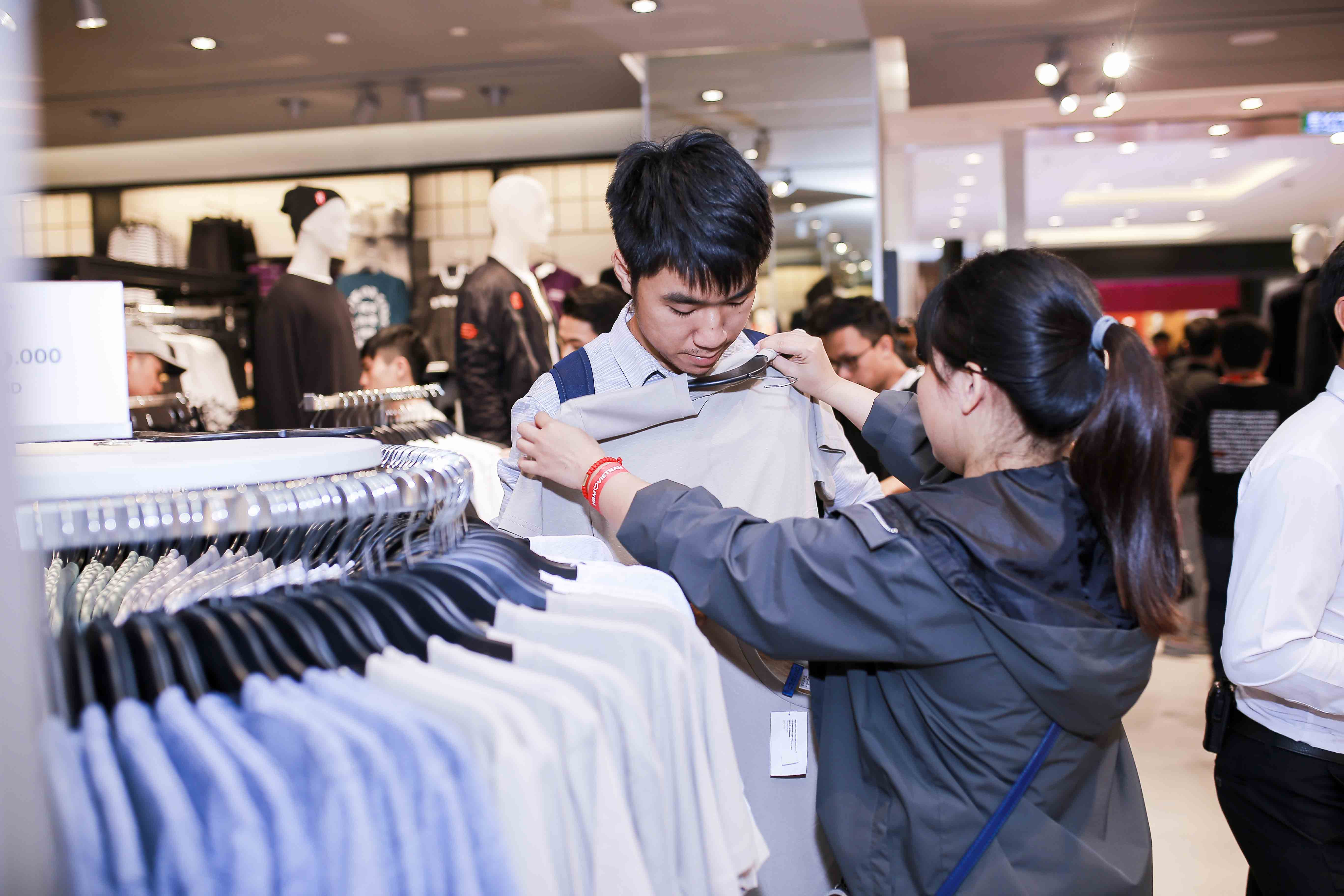 Khách hàng say sưa lựa chọn trang phục thời trang H&amp;M tại Vincom Royal City