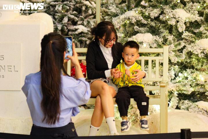 Khách hàng tận hưởng không gian mua sắm và check-in tại trung tâm thương mại, một trải nghiệm phổ biến tại Chanel Vincom Bà Triệu.