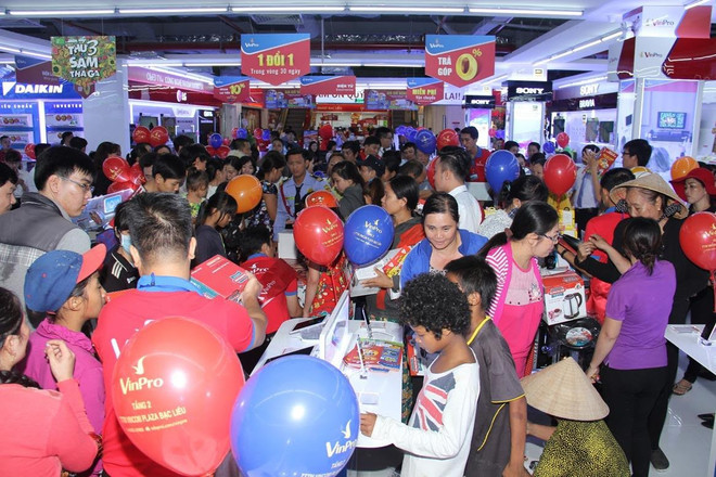 Khách hàng tham gia các chương trình khuyến mãi hấp dẫn tại Vincom Plaza Trần Phú Bạc Liêu.