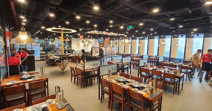 Khách hàng thưởng thức buffet lẩu Topokki tại Dookki Phạm Ngọc Thạch