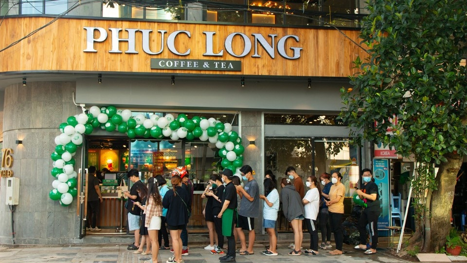 Khách hàng thưởng thức đồ uống tại Phúc Long Quận 7