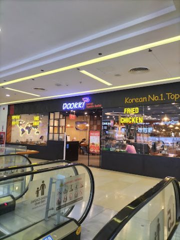 Khách hàng trải nghiệm buffet tokbokki tại Dookki Vincom Thanh Hóa