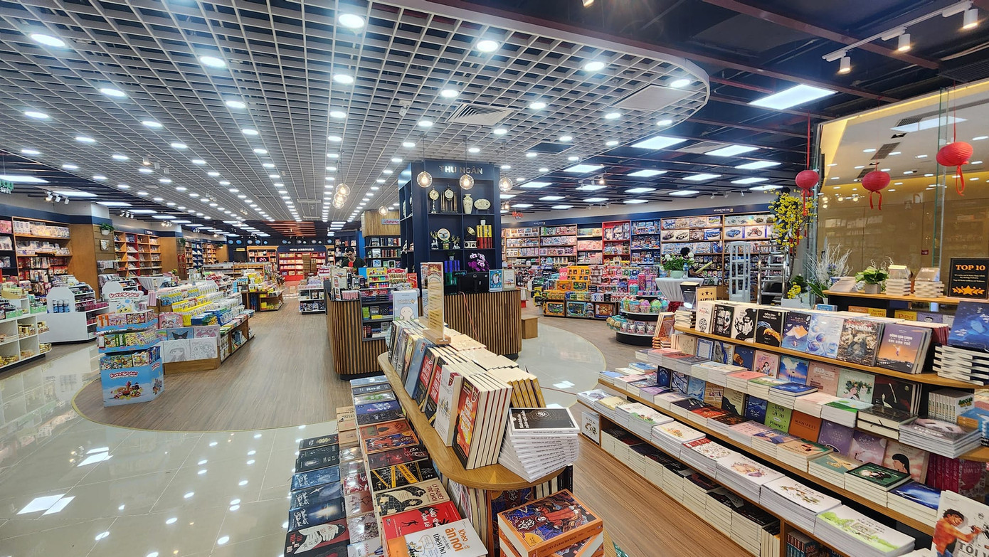 Khách hàng trải nghiệm mua sắm tại nhà sách Fahasa Vincom Trần Duy Hưng.