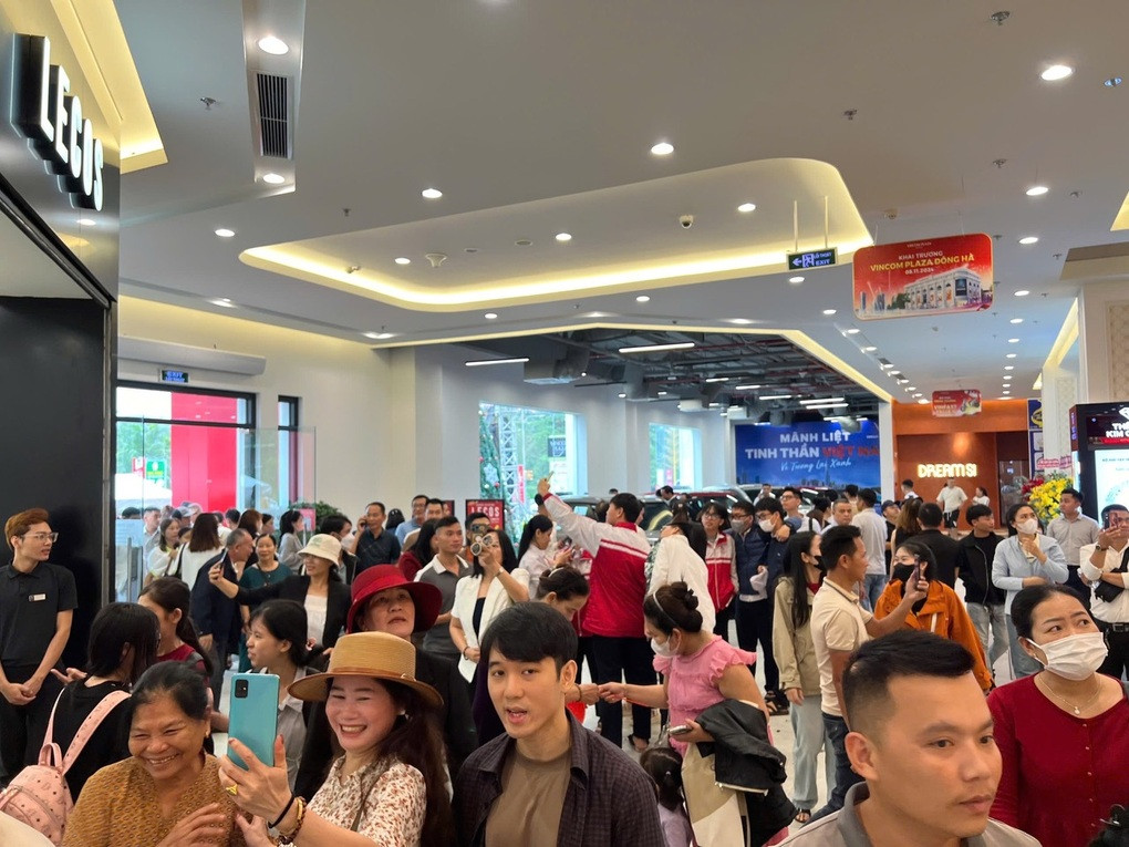Khách hàng trải nghiệm mua sắm và vui chơi tại Vincom Quảng Trị