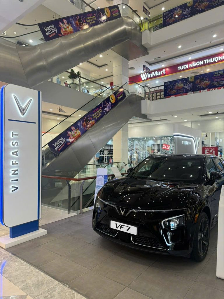 Khách hàng trải nghiệm xe VinFast VF 7 tại Vincom Plaza Vĩnh Long, một dịch vụ được liệt kê trong danh bạ trung tâm thương mại
