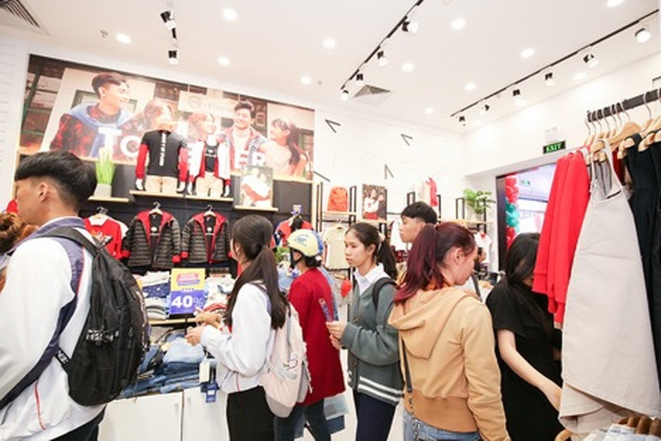 Khách hàng trẻ tuổi hào hứng mua sắm tại khu thời trang Vincom Plaza Sóc Trăng